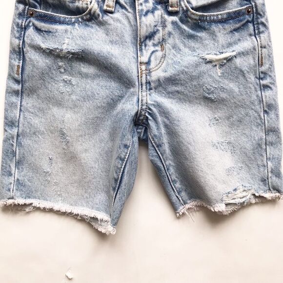 Old Navy light wash distressed denim shorts EUC 6Y - Picture 3 of 5